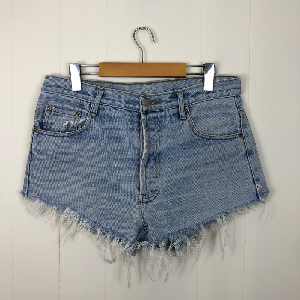 Vintage Levi’s 501 Button Fly Frayed Hem Shorts Sz 32